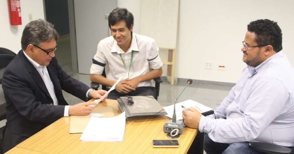 Chico Leite e representante do DCE-UnB Gama debatem melhorias para o campus