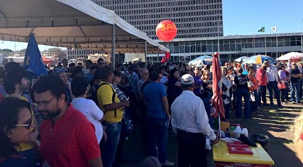 Sinpro acusa Governo do DF de calote em cerca de 400 professores aposentados