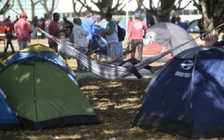 Sem terras prometem ficar a semana acampados em frente ao Palácio do Buriti