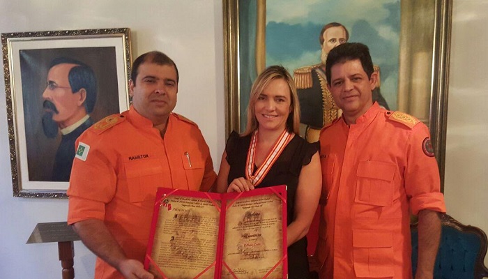 Celina Leão é condecorada com Medalha do Mérito Bombeiro Militar
