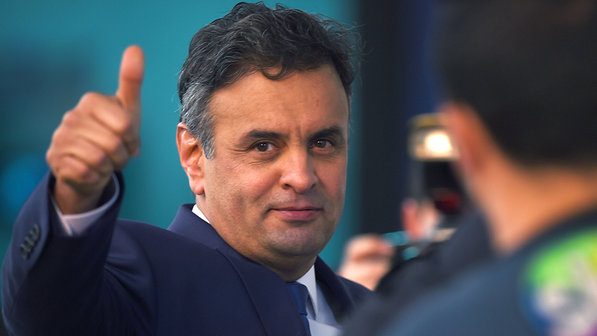 Aécio afasta Tasso da presidência do PSDB e indica Goldman para o cargo