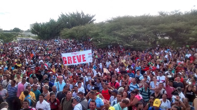 Trabalhadores terceirizados continuam sem salários e em greve