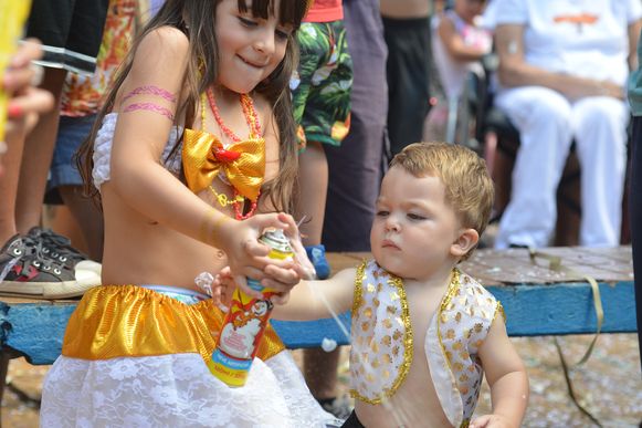 Bloco da Tesourinha atrai famílias e pequenos foliões em Brasília