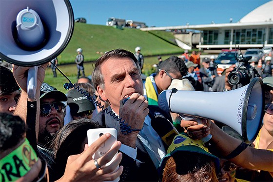 Bolsonaro ultrapassa Dilma em número de fãs em rede social