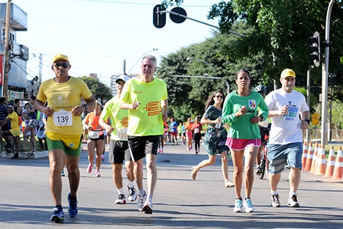 Rollemberg participa da Corrida do Coração, que leva mais de 3 mil pessoas à Avenida Hélio Prates