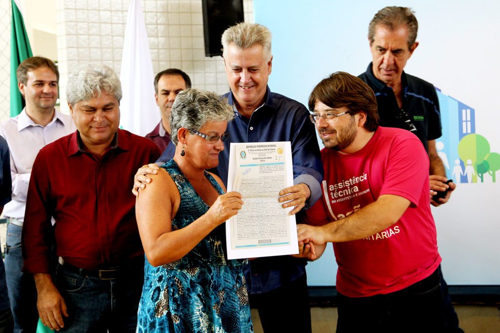 Moradores recebem escrituras de lotes em São Sebastião