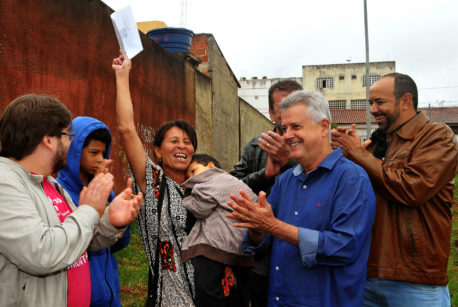 GDF entrega escrituras para mais 106 famílias em Brazlândia