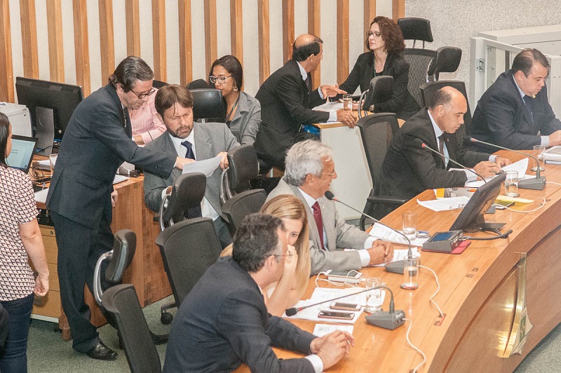 Deputados derrubam veto ao Orçamento da Câmara Legislativa