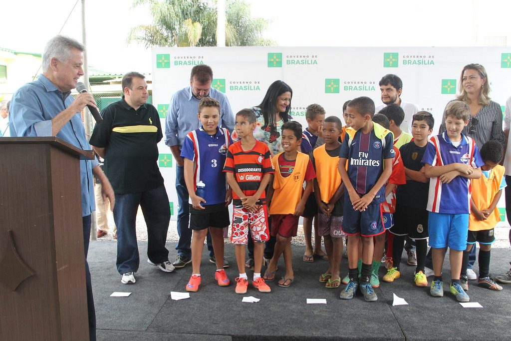 Rollemberg entrega campo sintético da Quadra 801 do Recanto das Emas