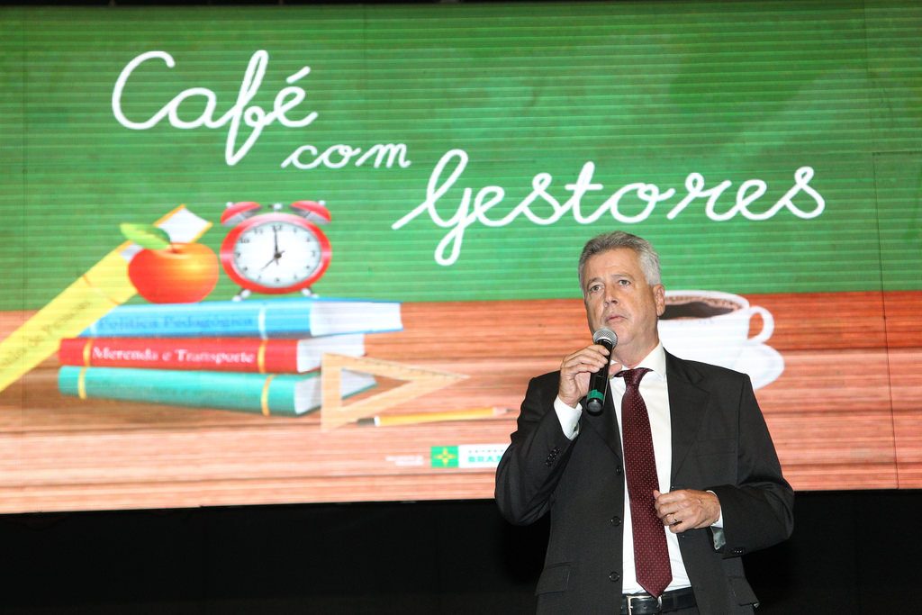 Rollemberg empossa novos diretores e vices da rede pública de ensino