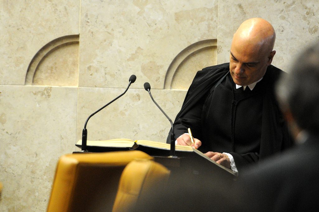 Cármen Lúcia dá posse a Alexandre de Moraes como ministro do STF