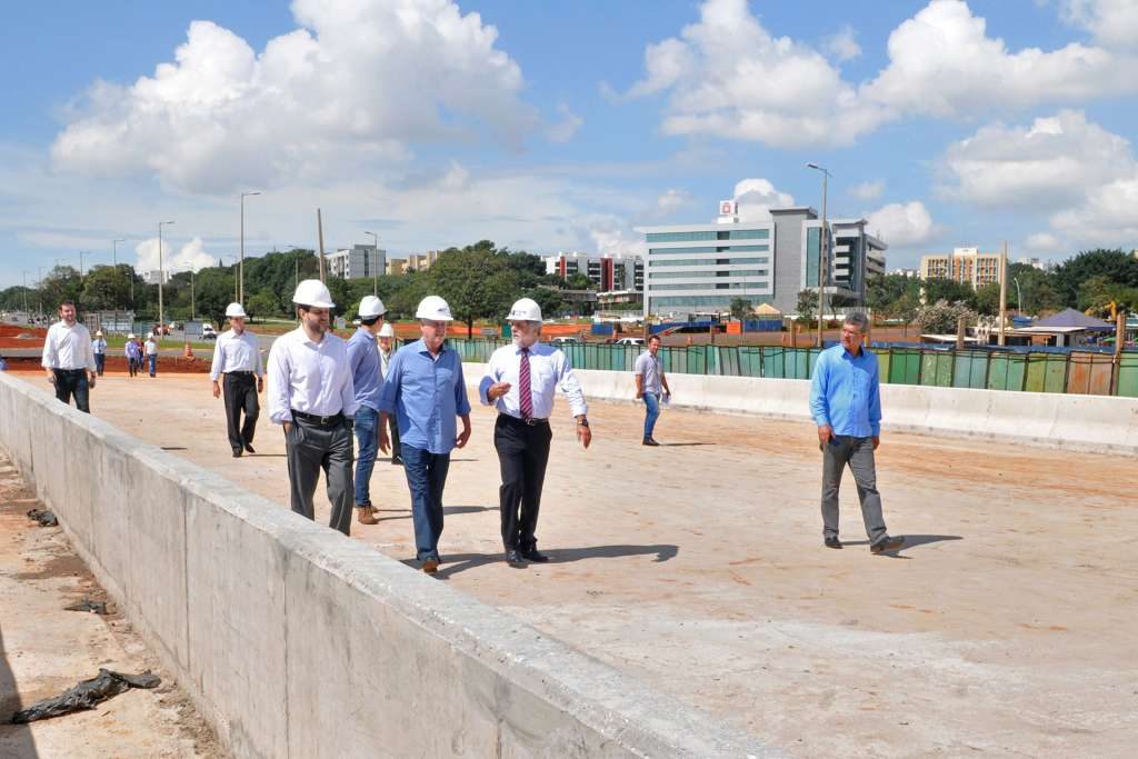 Governador Rollemberg vistoria obras no Trevo de Triagem Norte