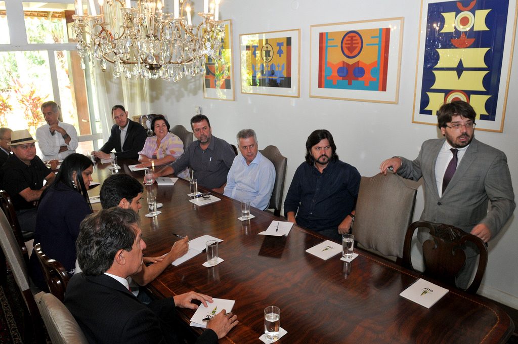 Rollemberg apresenta novo Código de Obras a deputados distritais