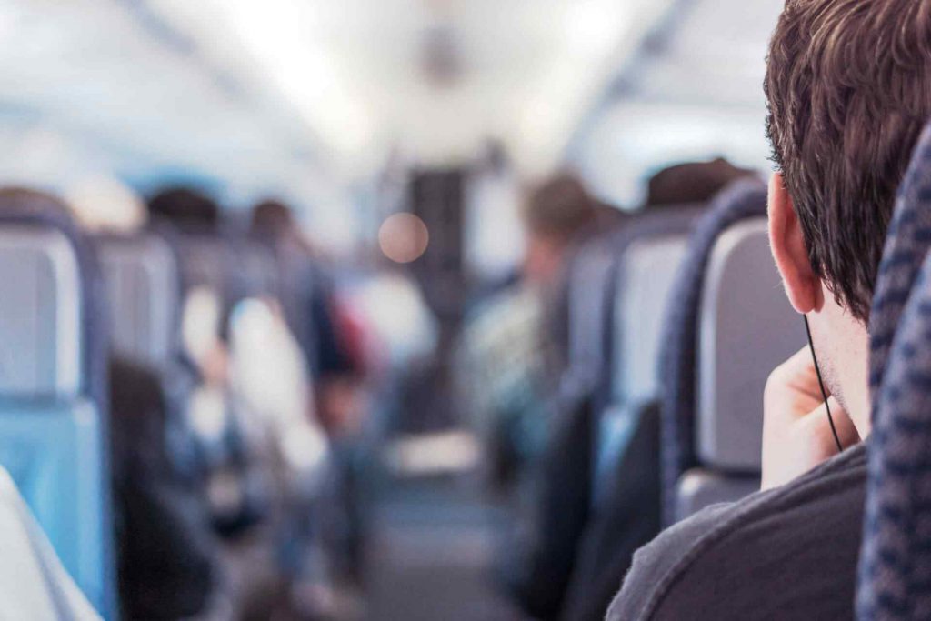 Mouse on airplane delays international flight