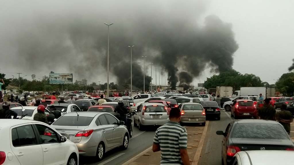 Brasília amanhece sem metrô e ônibus e acessos ao aeroporto estão bloqueados