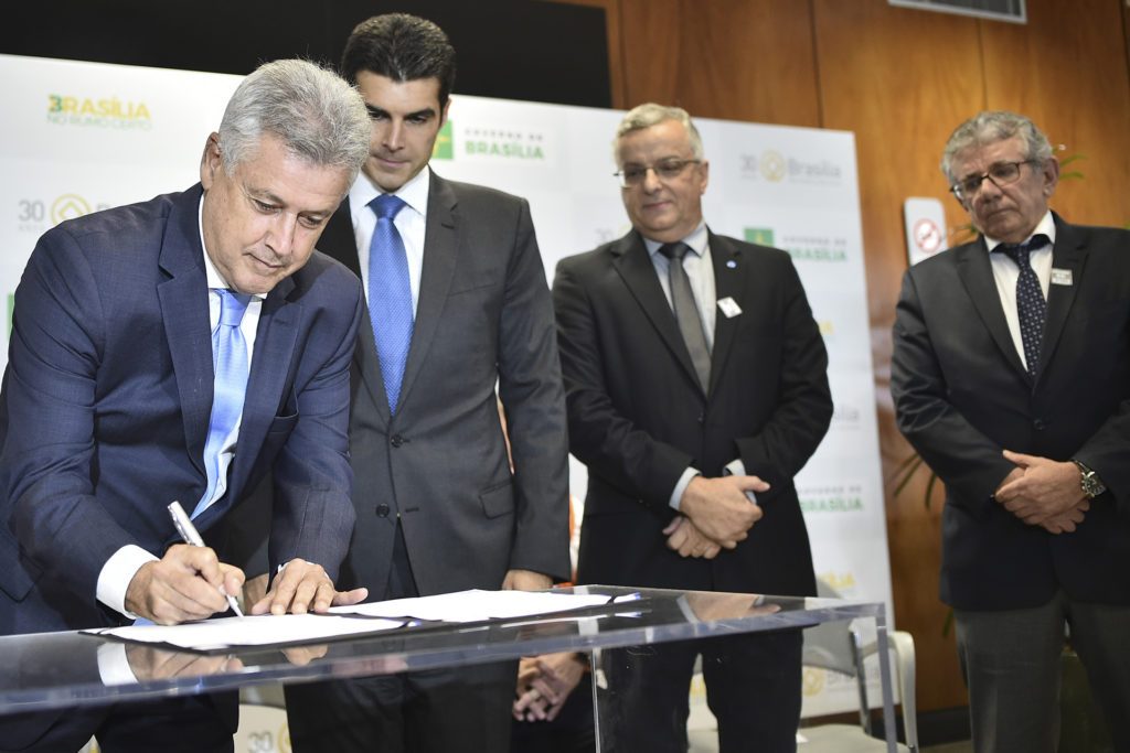 Governador e ministro assinam contrato com empresa para captação do Paranoá