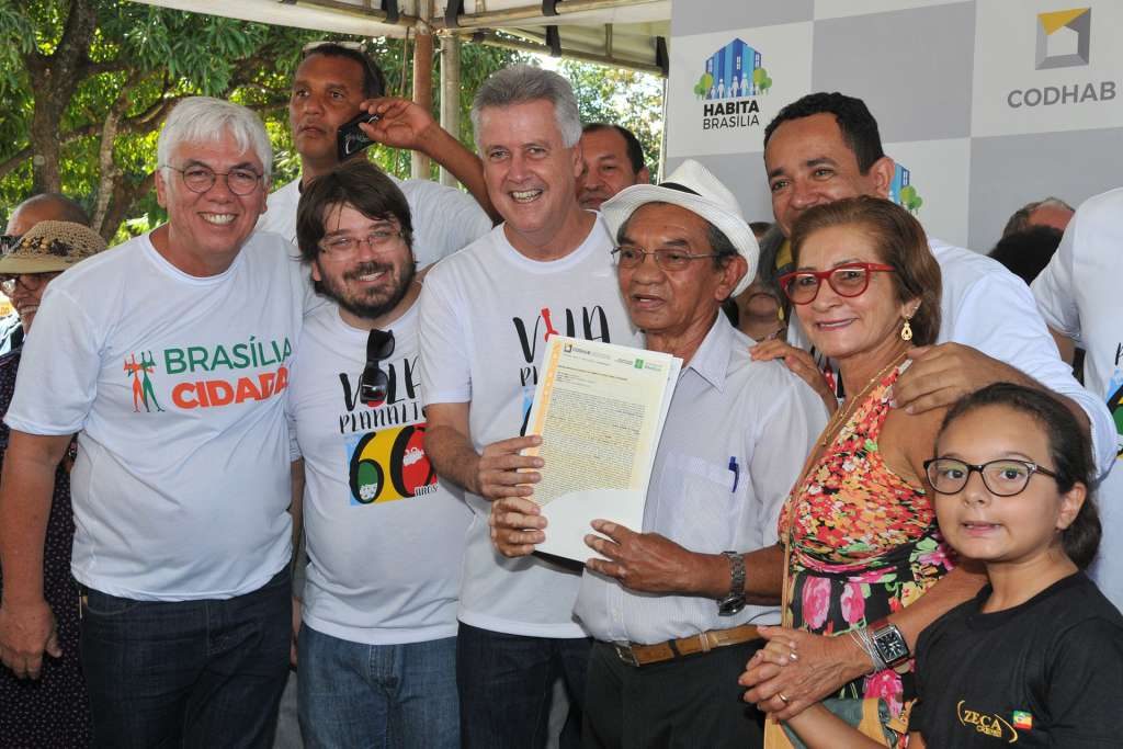 Moradores pioneiros da Vila Planalto recebem escrituras de casas