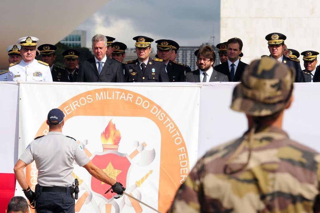 PM e Corpo de Bombeiros ndo DF coordenam troca da Bandeira Nacional