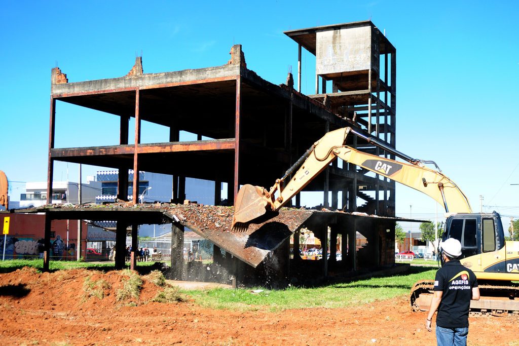 Prédio abandonado conhecido como Batcaverna, em Ceilândia, começa a ser demolido