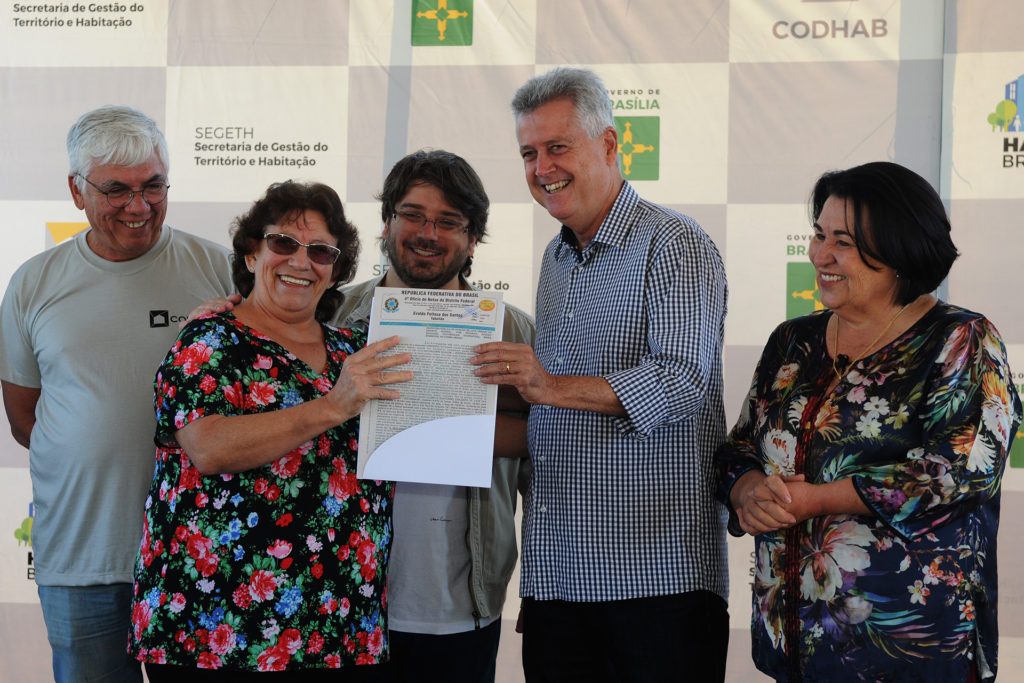 Rollemberg entrega mil escrituras aos moradores dos becos de Ceilândia