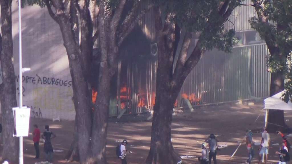 Vandalismo e confusão marcam protesto; prédios da Esplanada são evacuados