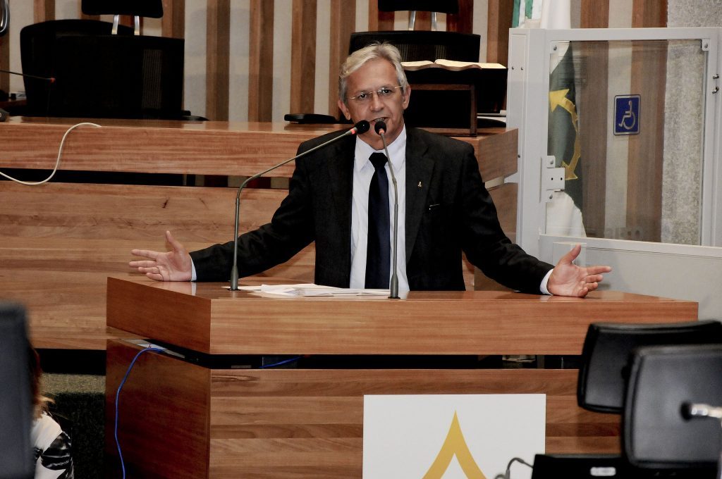 Deputado Raimundo Ribeiro lamenta em rede social cerceamento de defesa