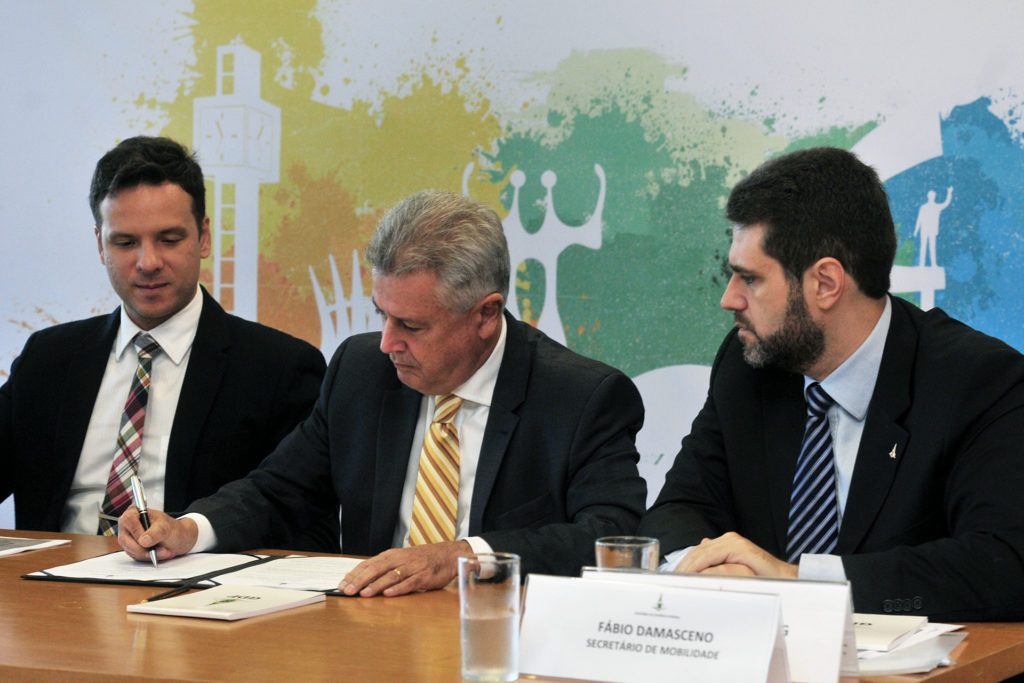 Rollemberg regulamenta Uber e demais serviços de transporte individual por aplicativo