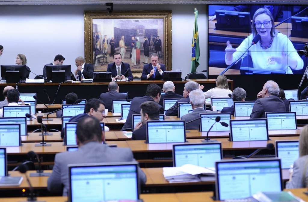 CCJ da Câmara começa fase de debate de denúncia contra Temer