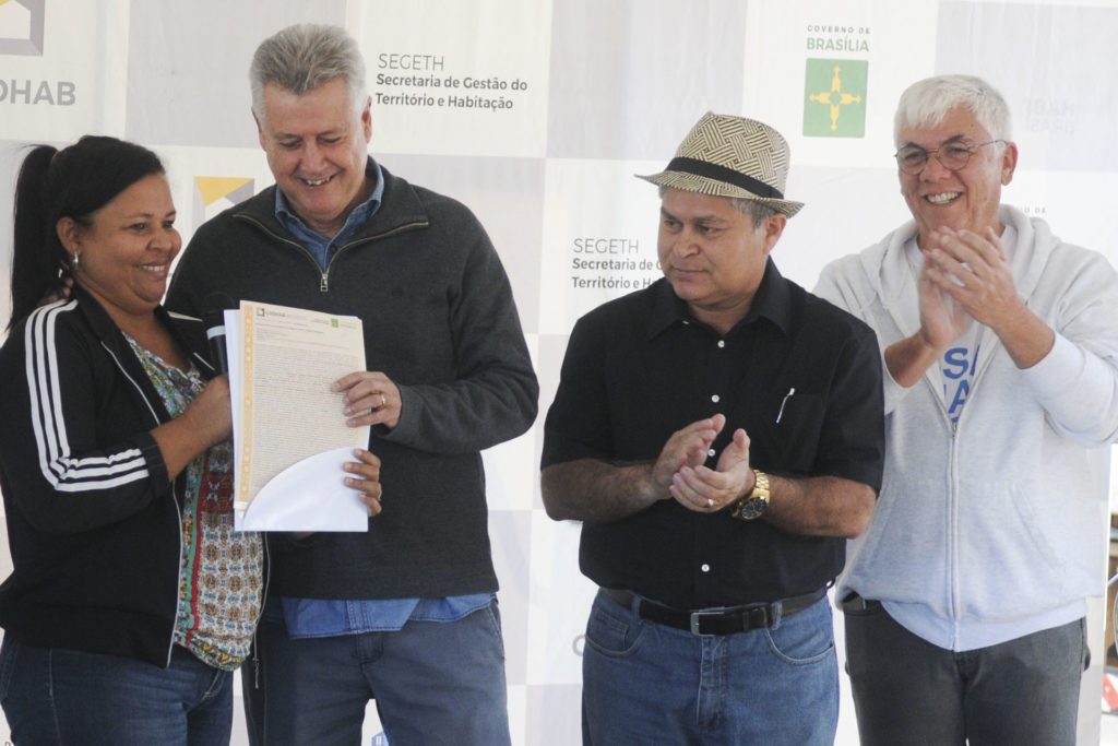 Regularização fundiária: Rollemberg entrega 700 escrituras em São Sebastião
