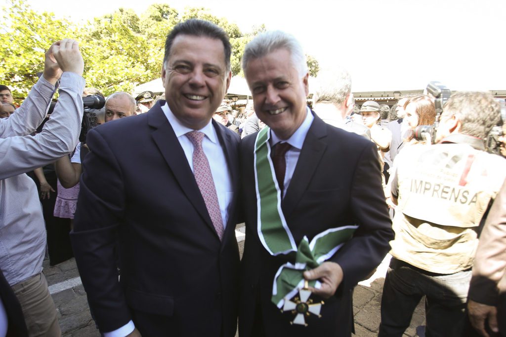 Ao lado de Marconi, Rollemberg recebe a mais alta condecoração goiana