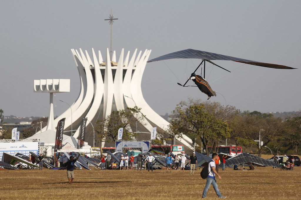 Pilotos de 29 países participam do Campeonato Mundial de Asa Delta em Brasília