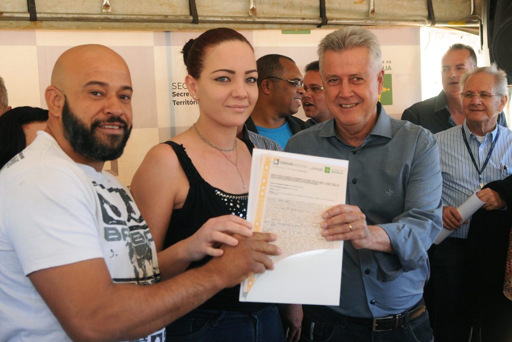 Pessoas removidas para obras de infraestrutura recebem lotes no Sol Nascente