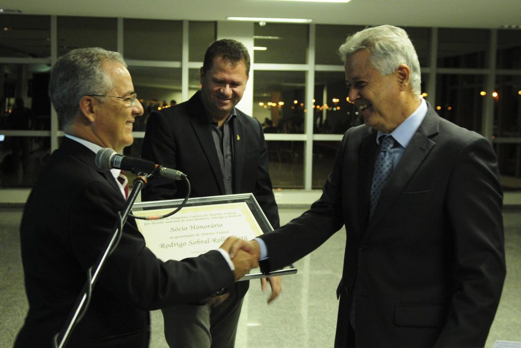 Governador Rollemberg recebe título de sócio honorário da CDL-DF