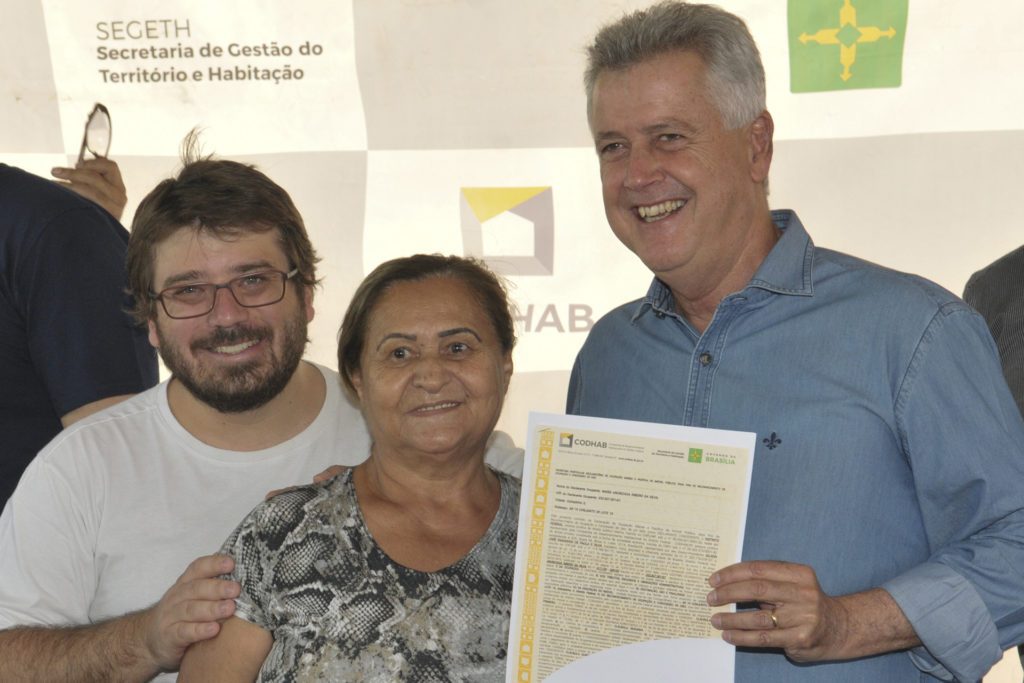 Governo do Distrito Federal entrega 500 escrituras em Sobradinho II
