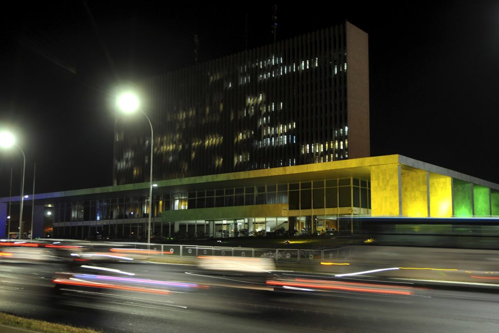 Buriti fica iluminado de verde, amarelo e azul na Semana da Pátria