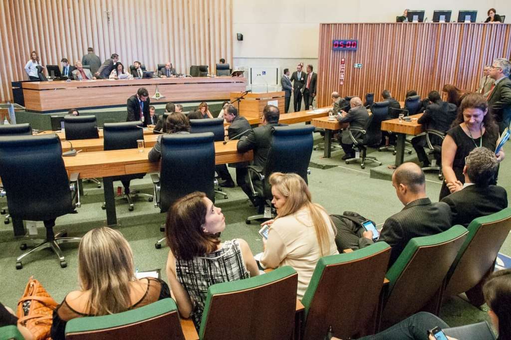 Deputados derrubam vetos do governador a projetos de leis de parlamentares