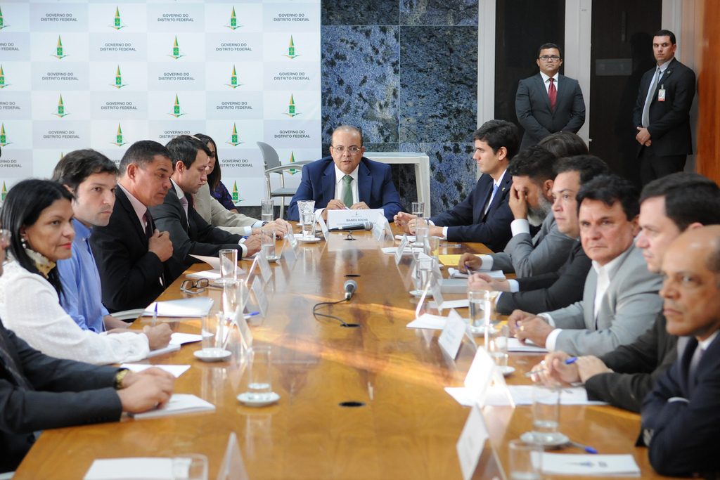 Governador Ibaneis pede agilidade a deputados distritais