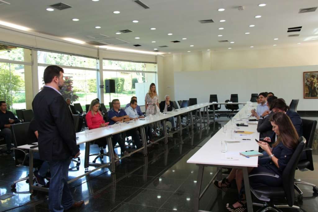 Secretário de Educação do DF, Rafael Parente apresenta metas a deputados distritais