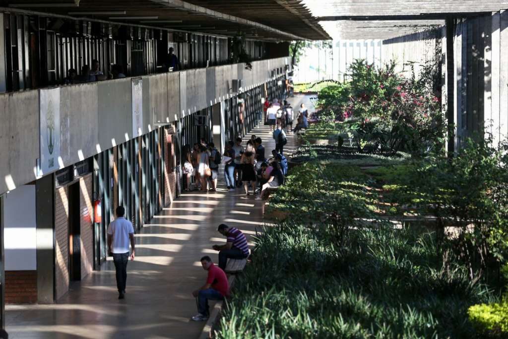 Decreto de Lula restringe orçamento de universidades federais