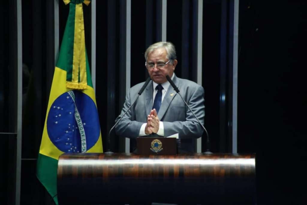 Educação caminha junto com ciência e tecnologia, aponta senador Izalci
