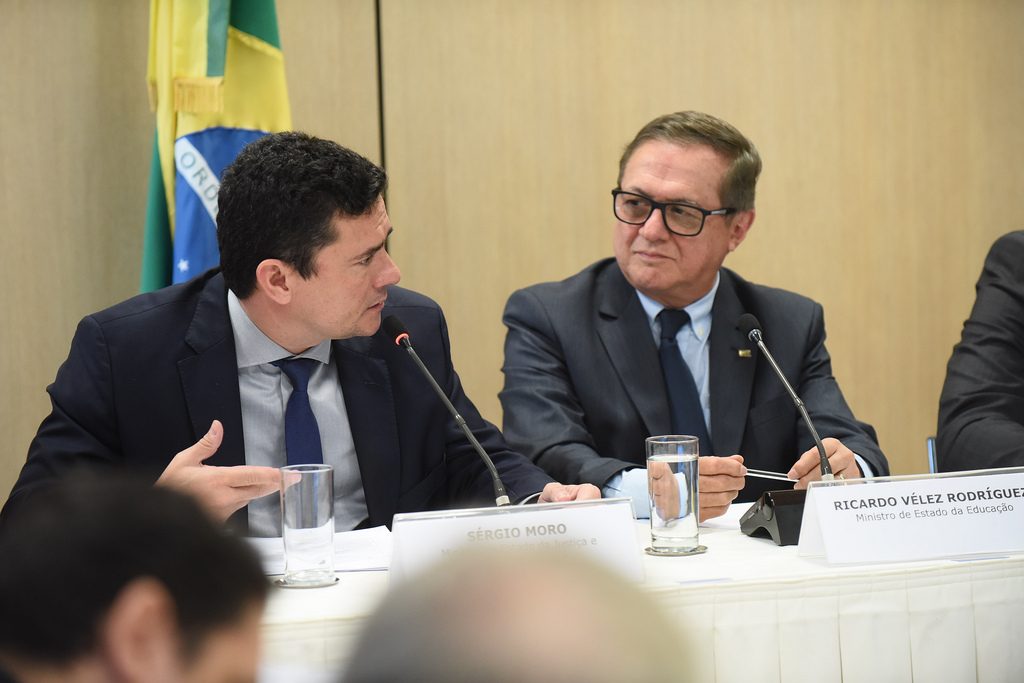 Vélez Rodríguez e Sérgio Moro assinam acordo para investigar indícios de corrupção no MEC