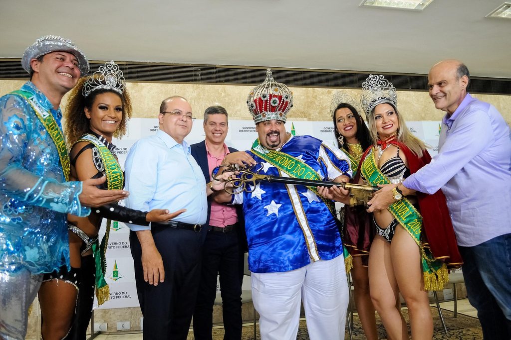 Ibaneis entrega chave da cidade para Rei Momo e abre Carnaval do DF