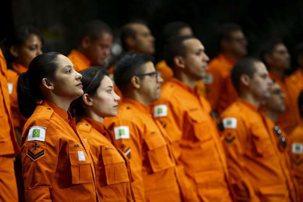 Em homenagem, senadores falam em regras especiais para bombeiros