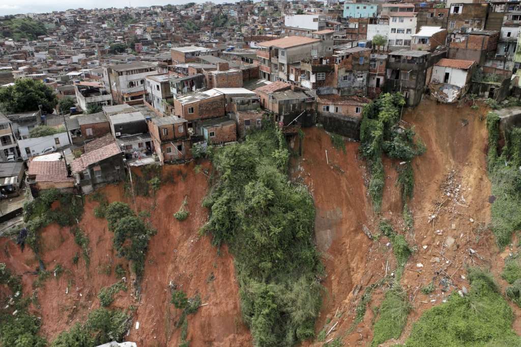 Como diminuir o risco de desastres como os deslizamentos que atingem cidades brasileiras em período de chuva?