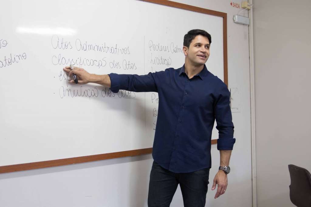 Professor lança método inovador para aprovação em concurso público