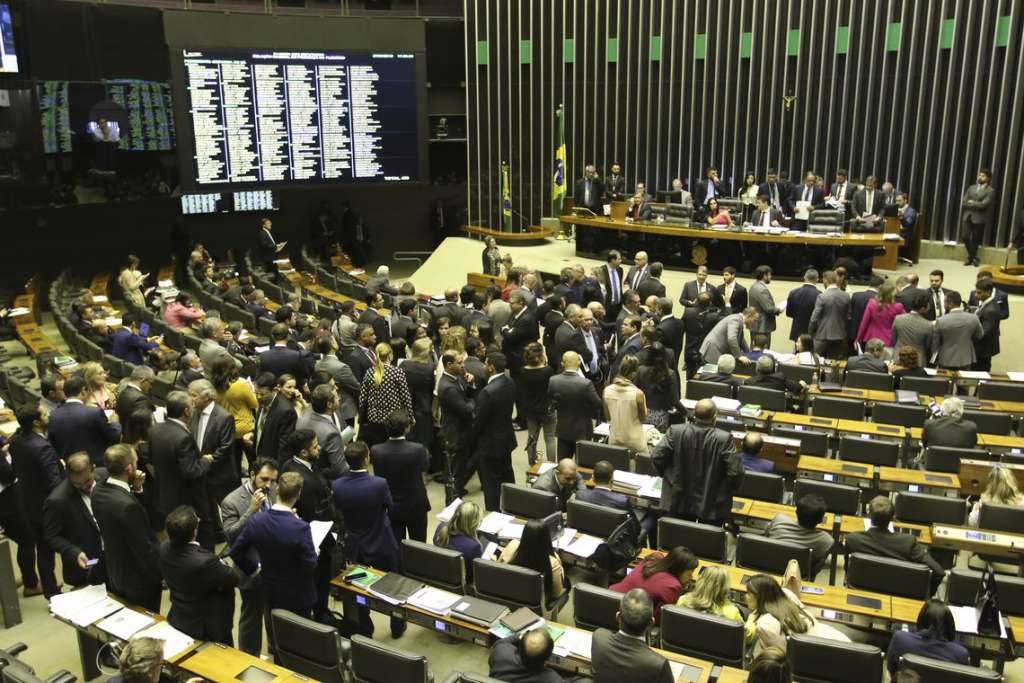 Câmara aprova projeto que altera regras para partidos políticos