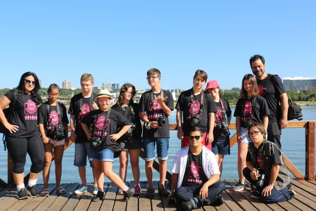 Fotos de autistas em momentos descontraídos e imagens capturadas por jovens com Síndrome de Down são temas de exposições