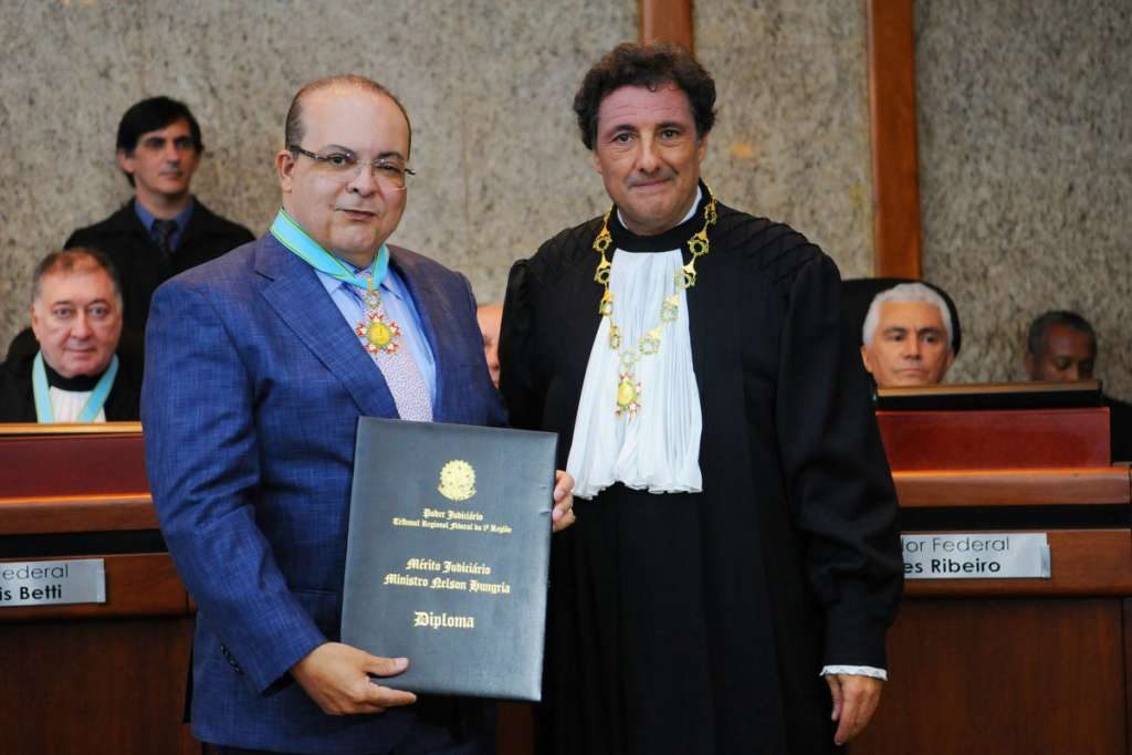 Governador Ibaneis é condecorado pelo Tribunal Regional Federal da 1ª Região