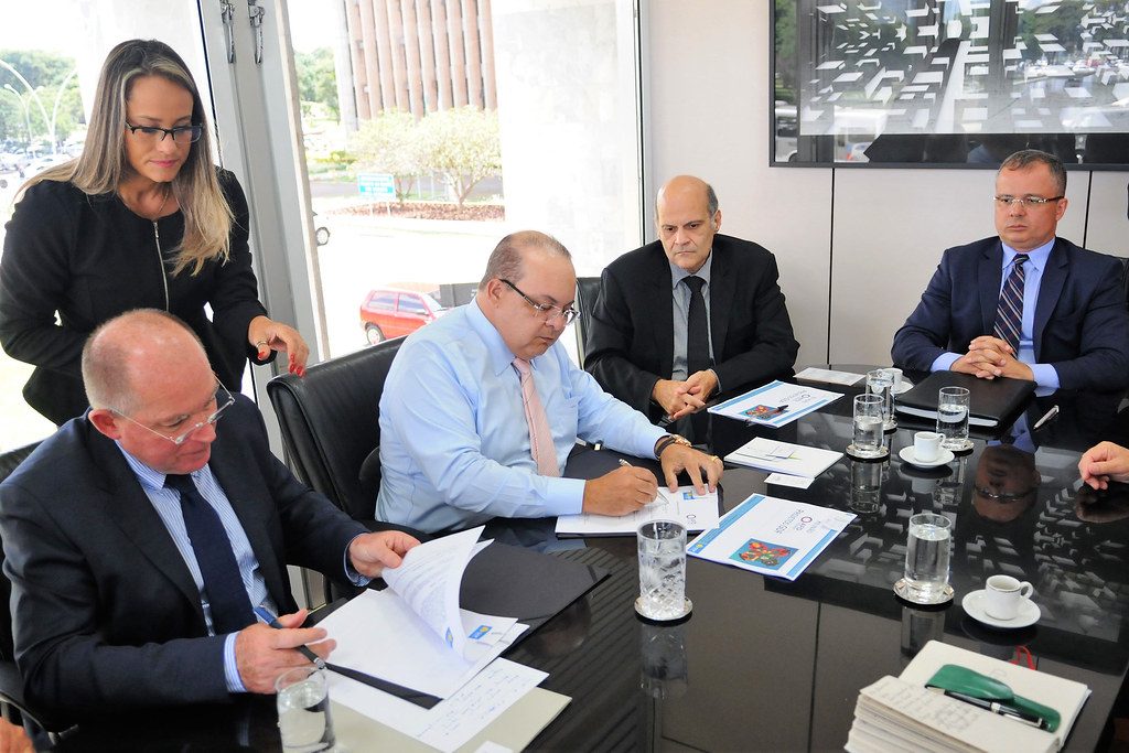 Agência francesa assina acordo de cooperação para investir no DF