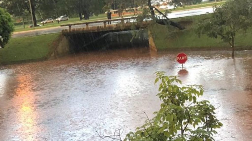 Temporal alaga ruas, estação de metrô e derruba árvores em Brasília